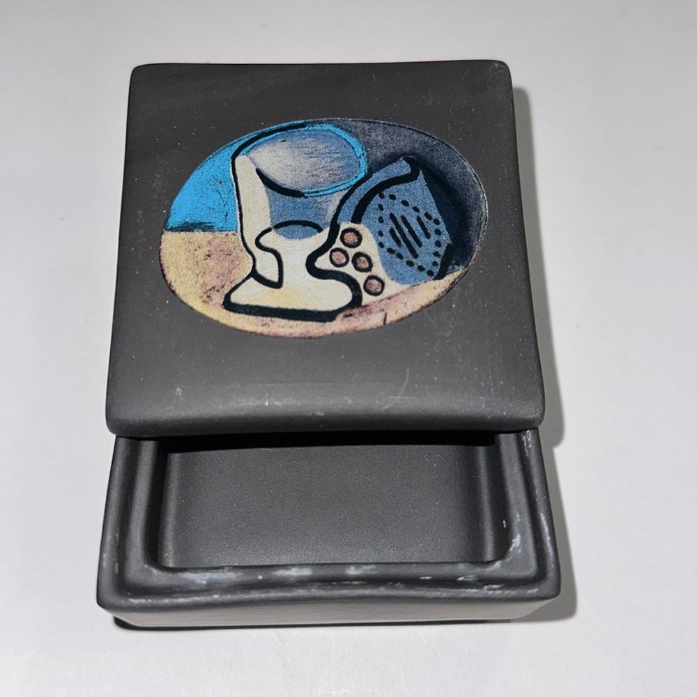 Lidded Trinket Box - Museu Picasso Barcelona, Copa i paquet de tabac, 1924